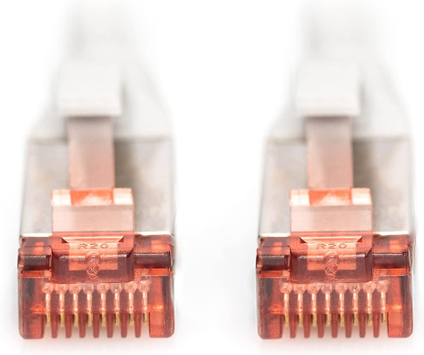 Dwa złącza RJ45, zbliżenie na złącza. Czerwone złącza ze złotymi pinami.