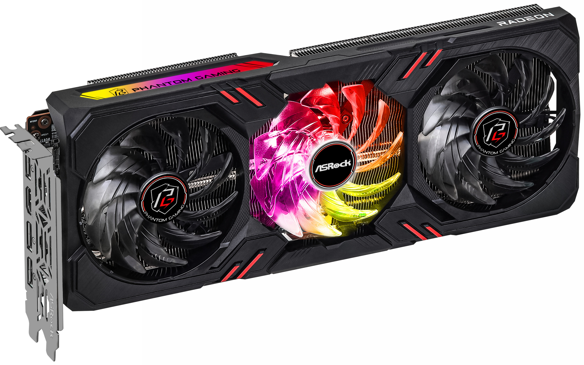 Una grande scheda grafica nera e rossa con tre ventole. Il marchio è ASRock.