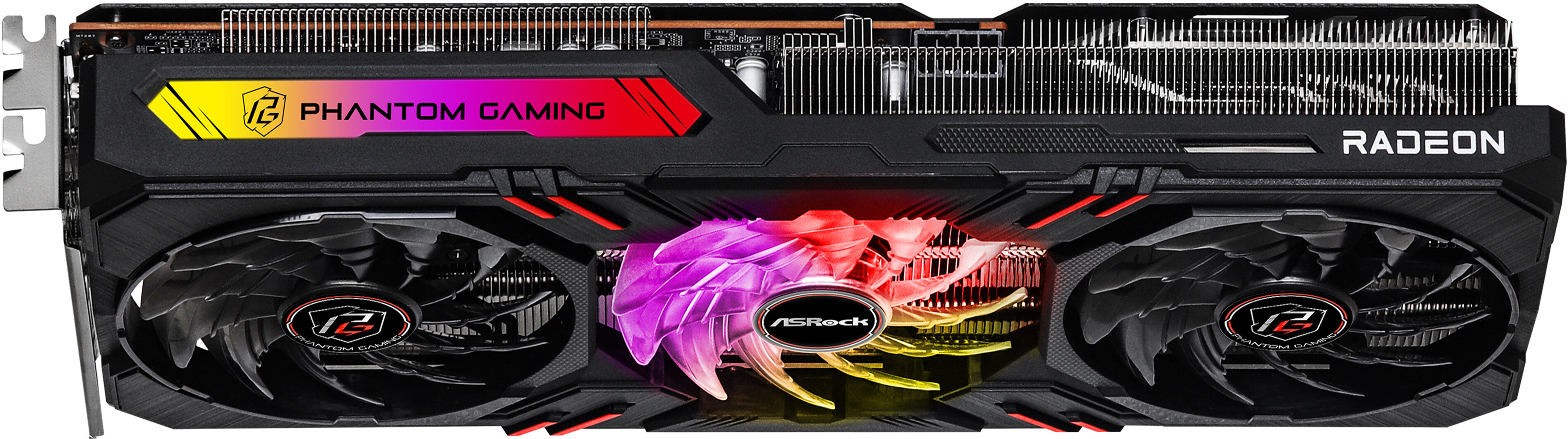 Una scheda grafica nera e rossa con tre ventole. La scheda presenta i marchi Phantom Gaming e Radeon.