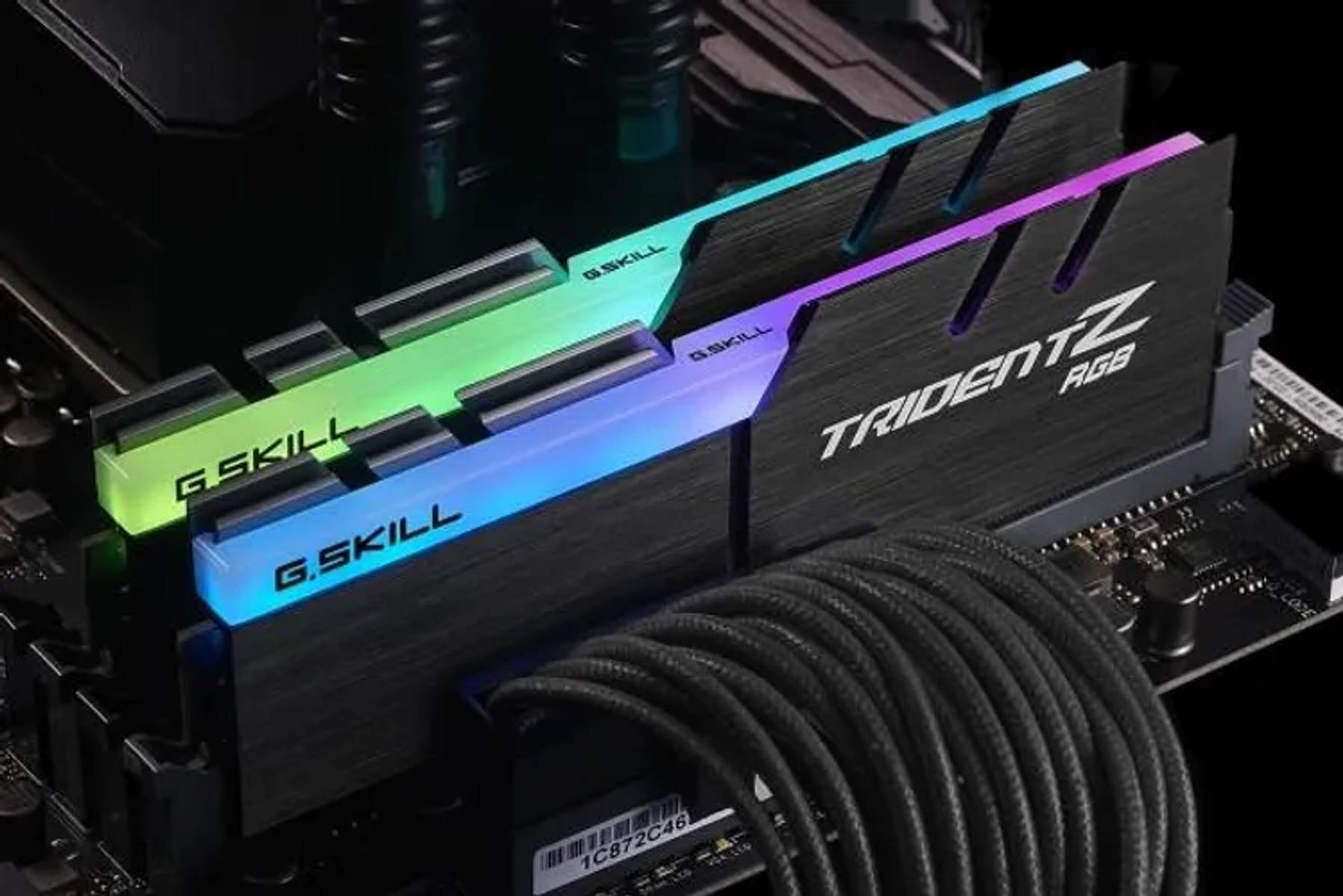 Due moduli RAM con illuminazione RGB installati su una scheda madre. Loghi G.Skill e Trident Z RGB visibili.
