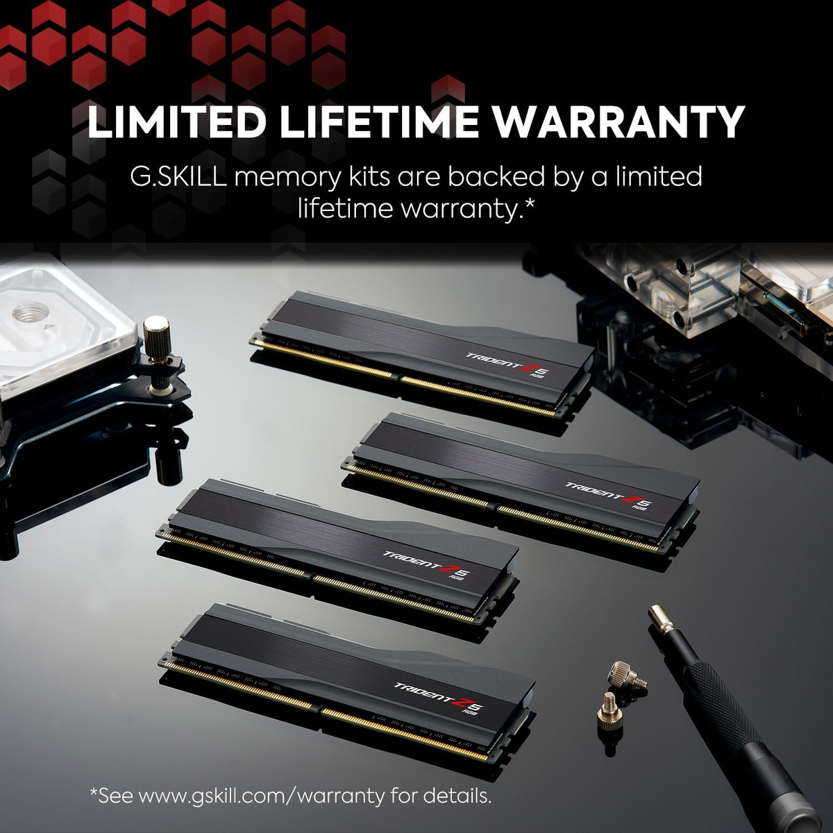 Cztery czarne kości RAM z białym tekstem 'TRIDENT Z 5'. W tle system chłodzenia wodnego.
