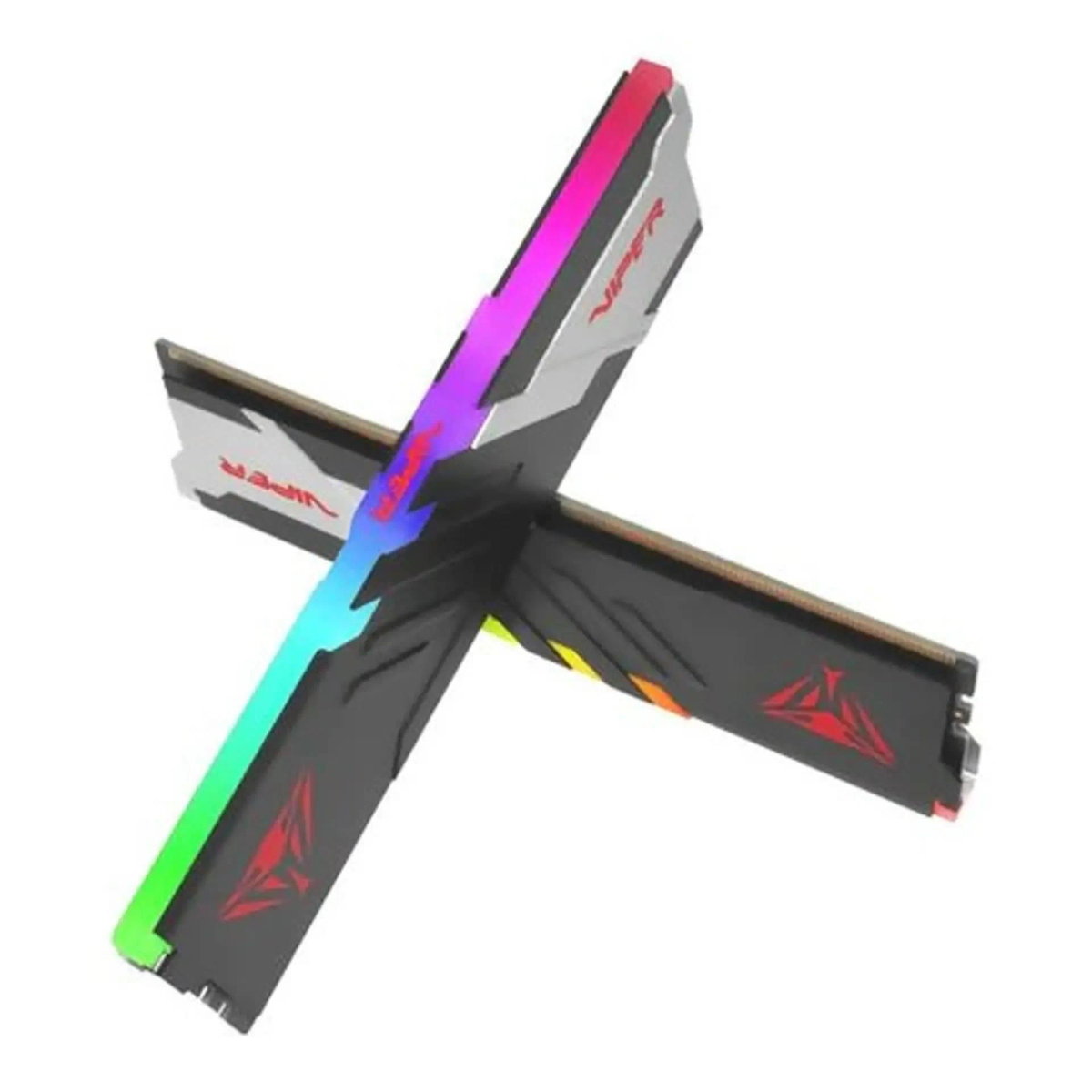 Due moduli RAM, uno con luci RGB. Dettagli neri e argentati, la parola 'VIPER' è visibile.