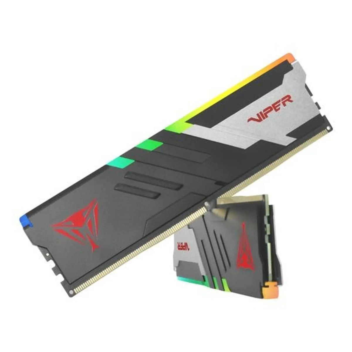 Zwei Viper RAM-Riegel. Schwarzer Körper, silberne Oberseite und RGB-Beleuchtung.