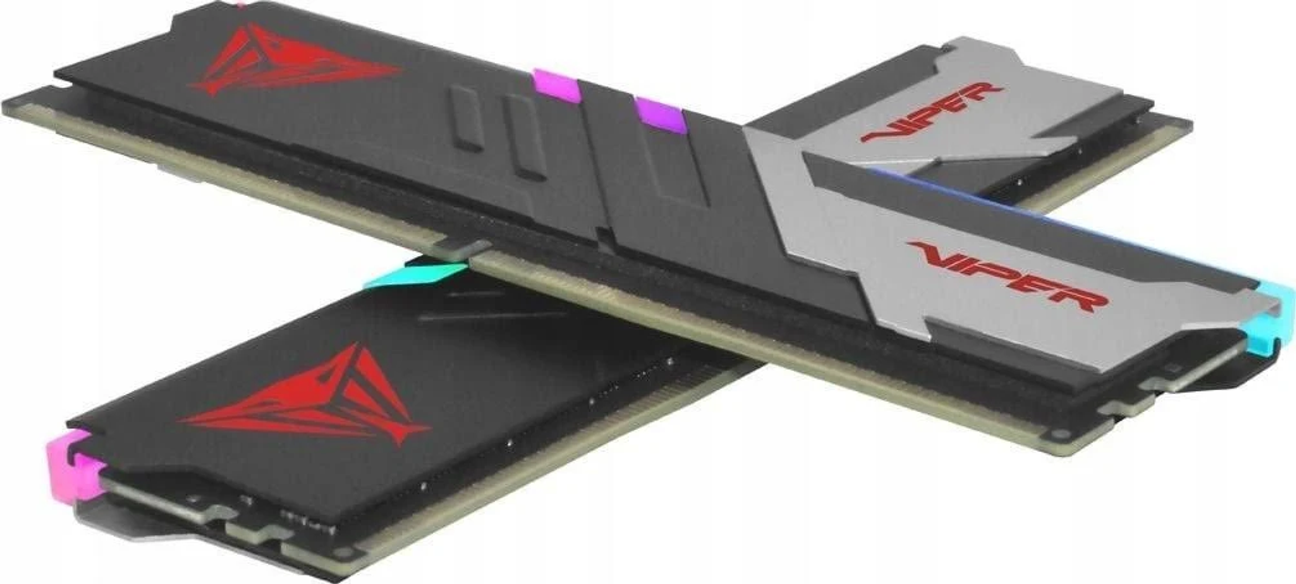 Zwei schwarze RAM-Riegel mit roten Logos, gekreuzt. Silberne Akzente, mehrfarbige LED.
