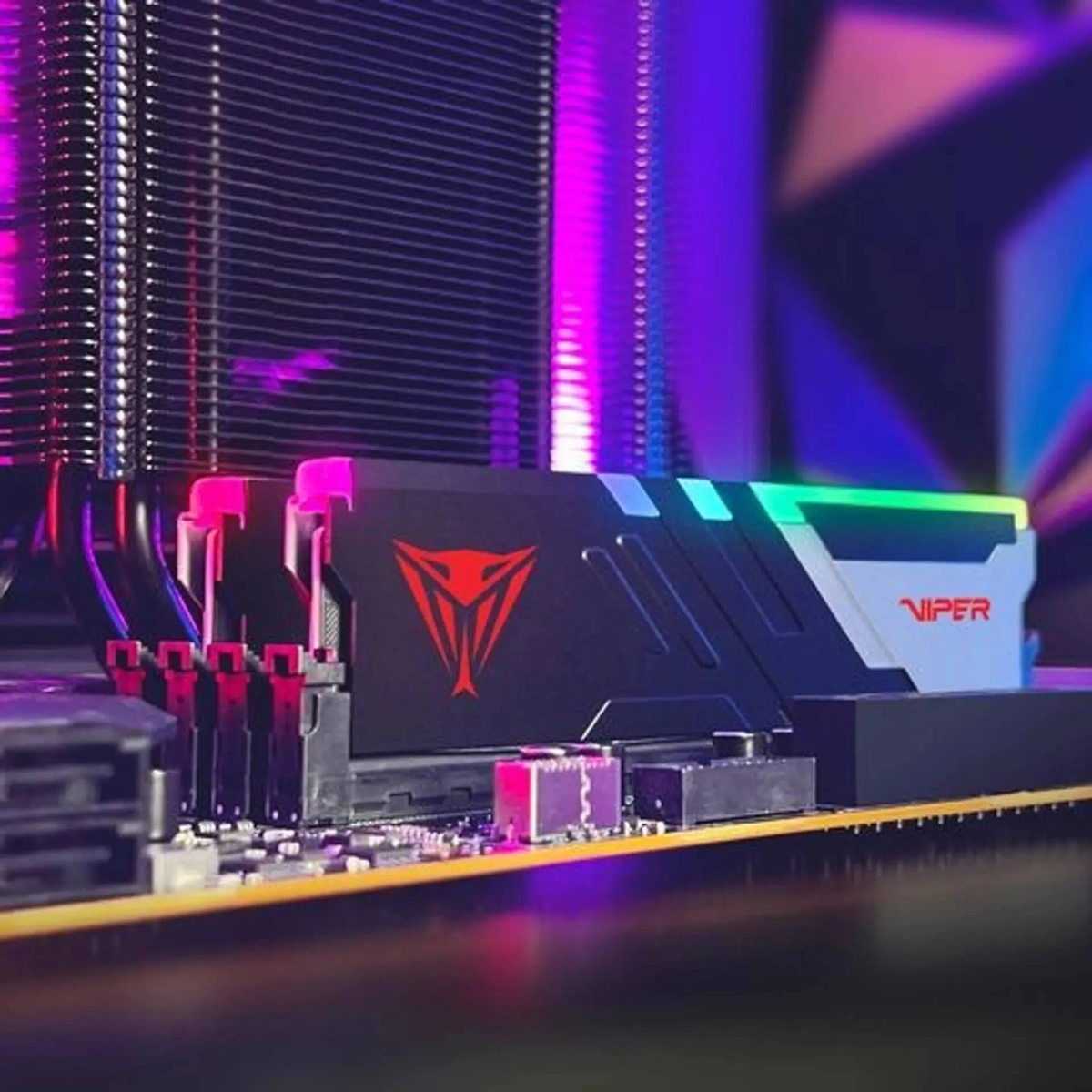 RAM-Riegel im Motherboard. Marke ist Viper mit rotem Logo. RGB-Lichter an. Dunkler Hintergrund mit Kühler.
