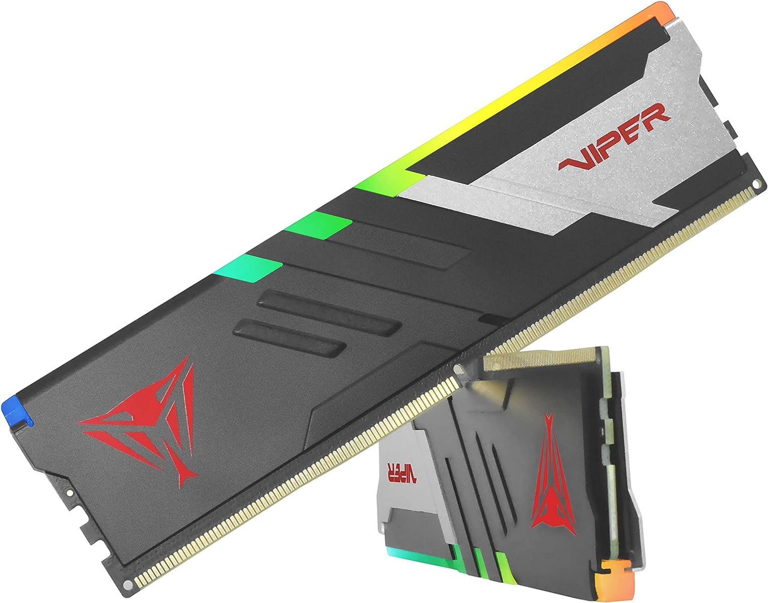 Schwarzer RAM-Riegel mit rotem Logo und silbernem Akzent. Mehrfarbige LED. Ein weiterer Riegel unten.