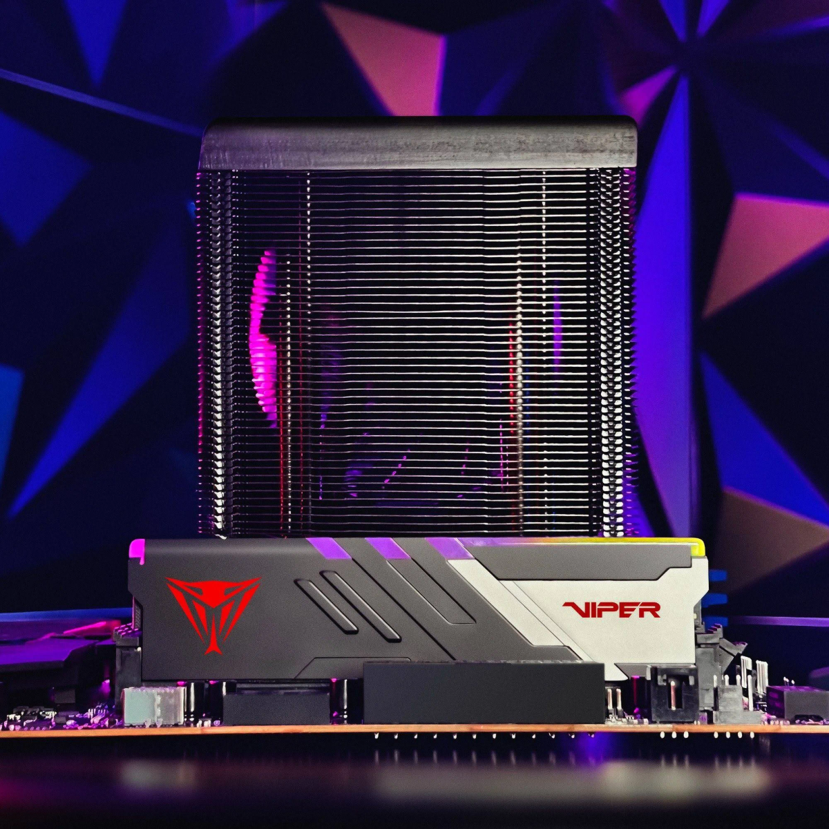 Ein Computer-Prozessorkühler und ein RAM-Riegel mit rotem Logo und weißem Hintergrund.