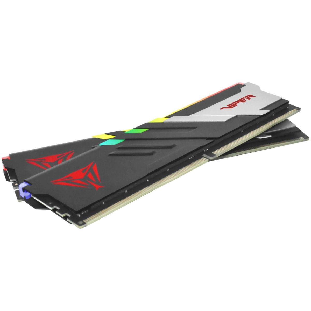 Due banchi RAM Viper ad angolo. Neri con logo rosso e illuminazione RGB.