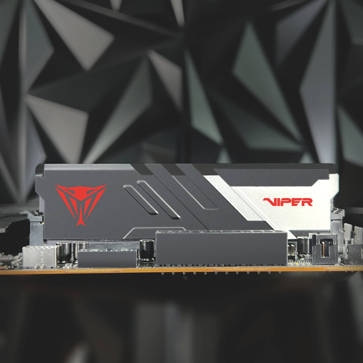 Un modulo RAM Viper su una scheda madre. Il logo Viper è rosso su grigio.