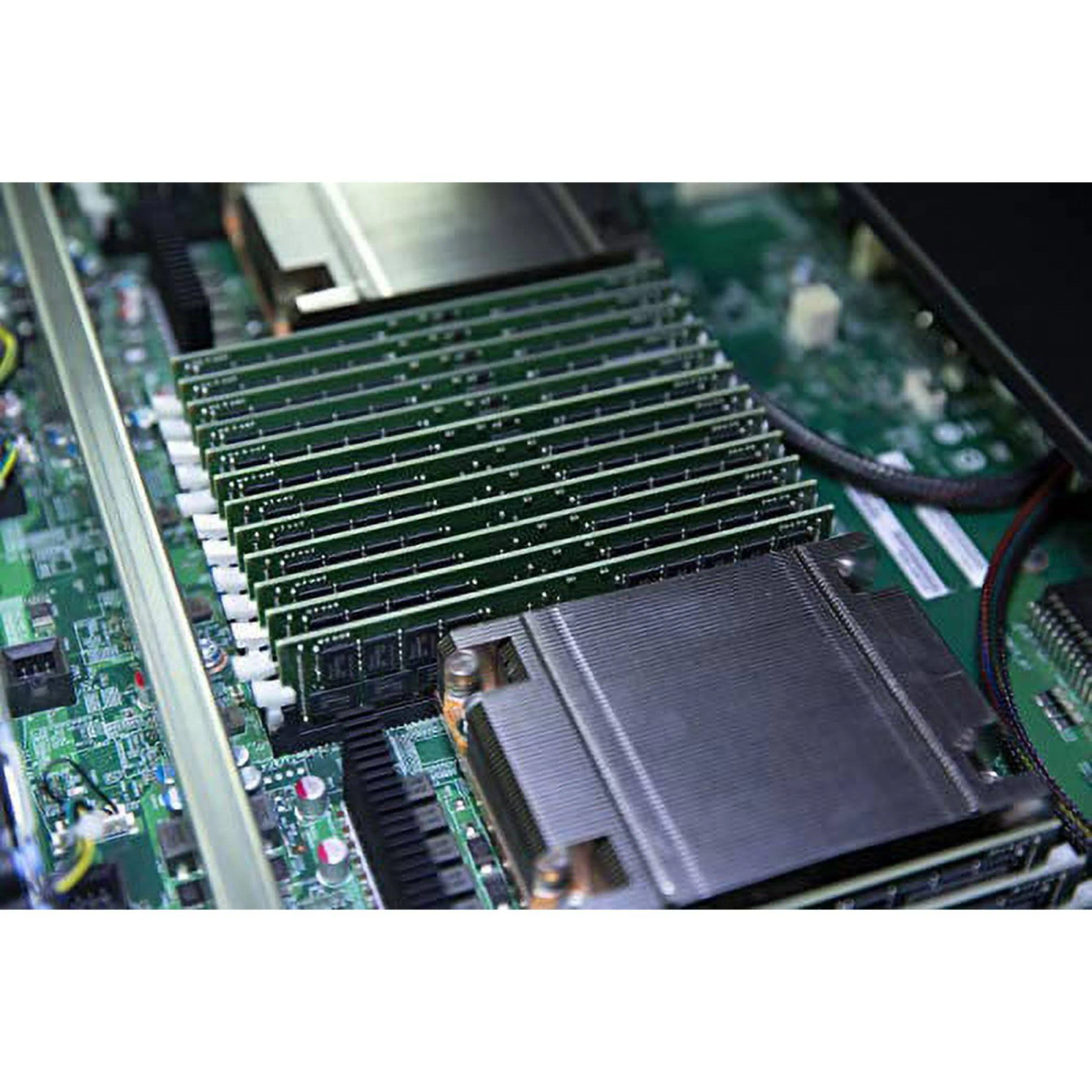 Computer-RAM-Module. Sie sind grün mit schwarzen Schaltkreisen, in einem Computer.
