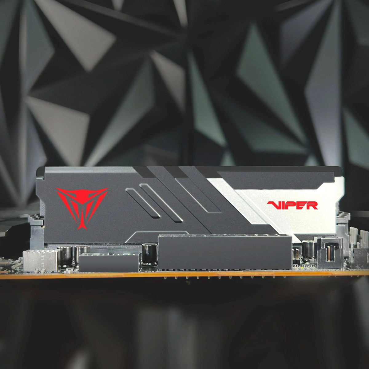 RAM-Speichermodul. Der Speicherstick ist silber und schwarz, mit rotem Logo.