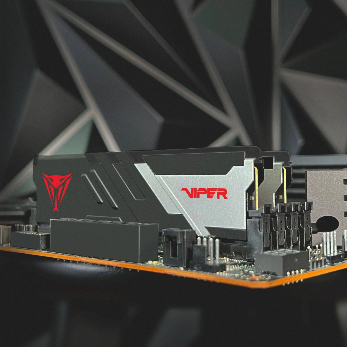 RAM-Modul auf einem Motherboard. Es hat einen schwarzen und silbernen Kühlkörper mit dem Viper-Logo.