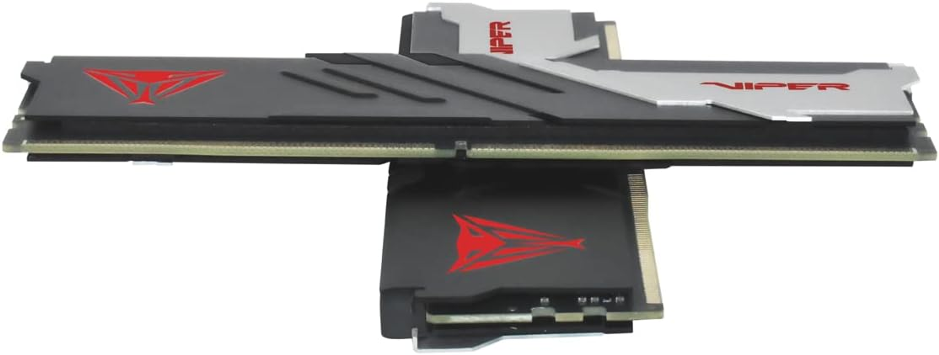 RAM-Speichermodul mit roten und silbernen Akzenten, auf weißem Hintergrund.