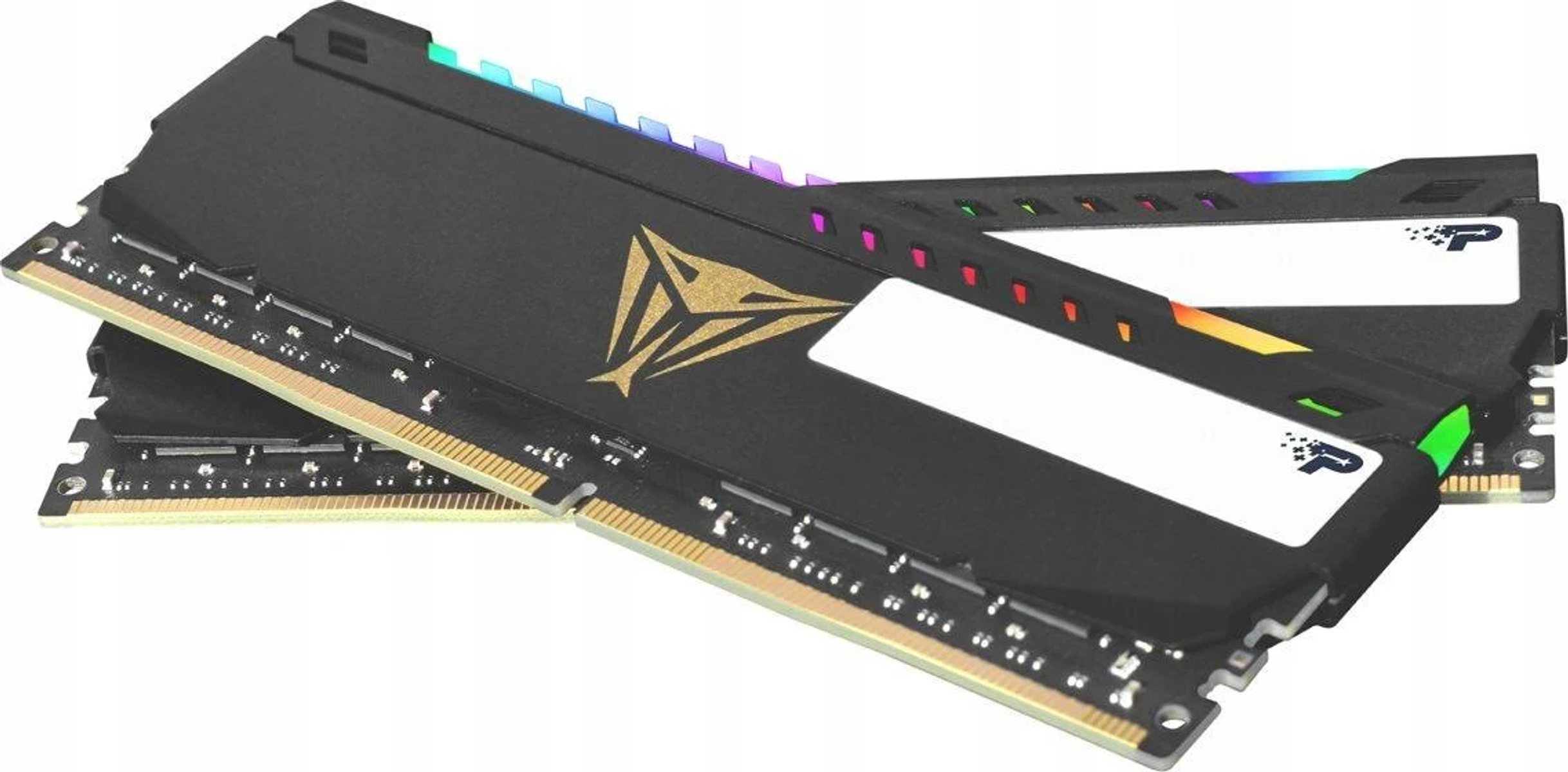Schwarze RAM-Riegel mit RGB-Beleuchtung. Ein goldenes Viper-Logo ist sichtbar. Weiße Aufkleber sind auf den Riegeln.