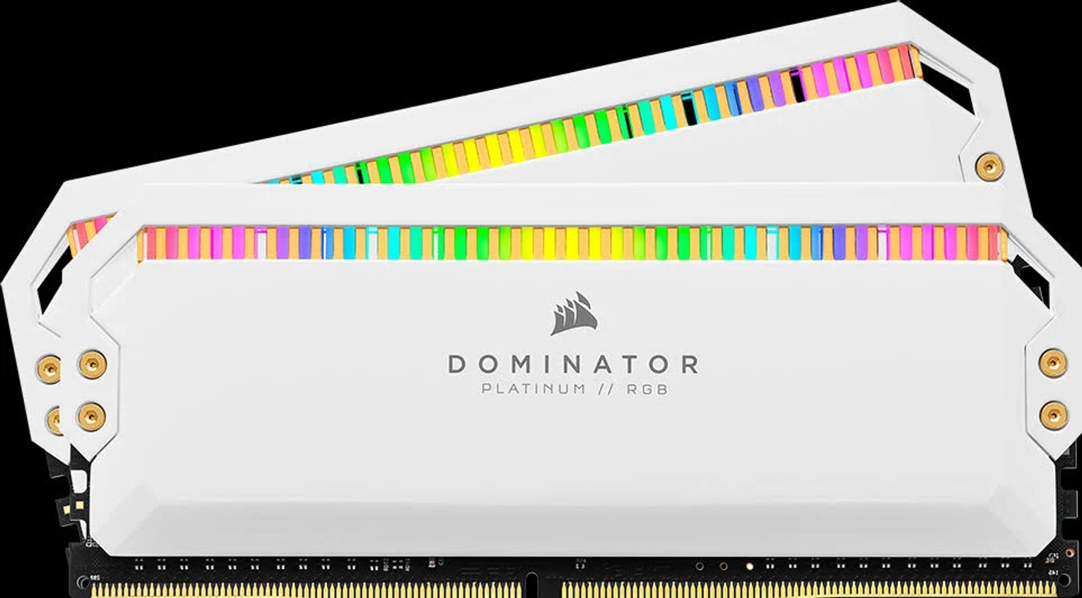 Dwa moduły RAM Corsair Dominator Platinum RGB na czarnej powierzchni. Mają oświetlenie RGB.