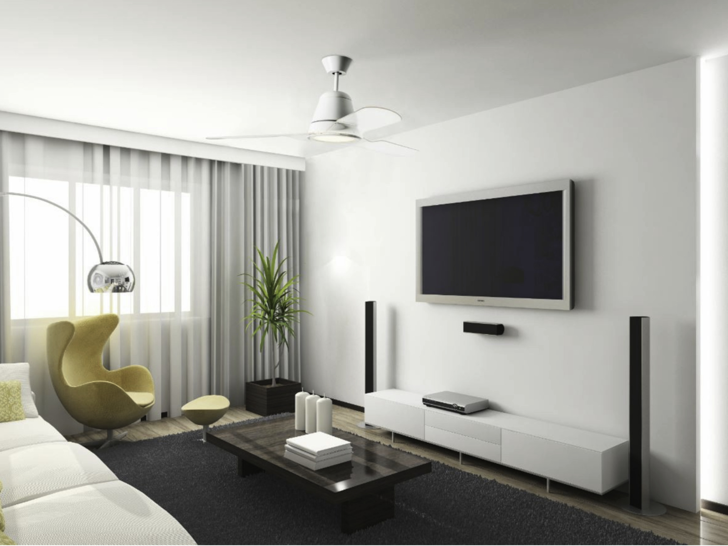 Ein modernes Wohnzimmer mit weißem Sofa, grauem Teppich, TV und Lautsprechern. Es gibt einen Ventilator und eine Pflanze.