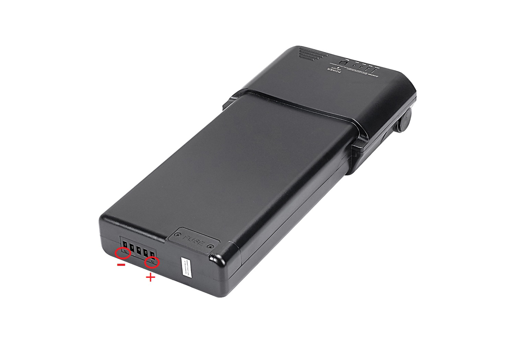 Schwarze Batterie mit Anschlüssen und Etiketten, auf weißem Hintergrund, Nahaufnahme.