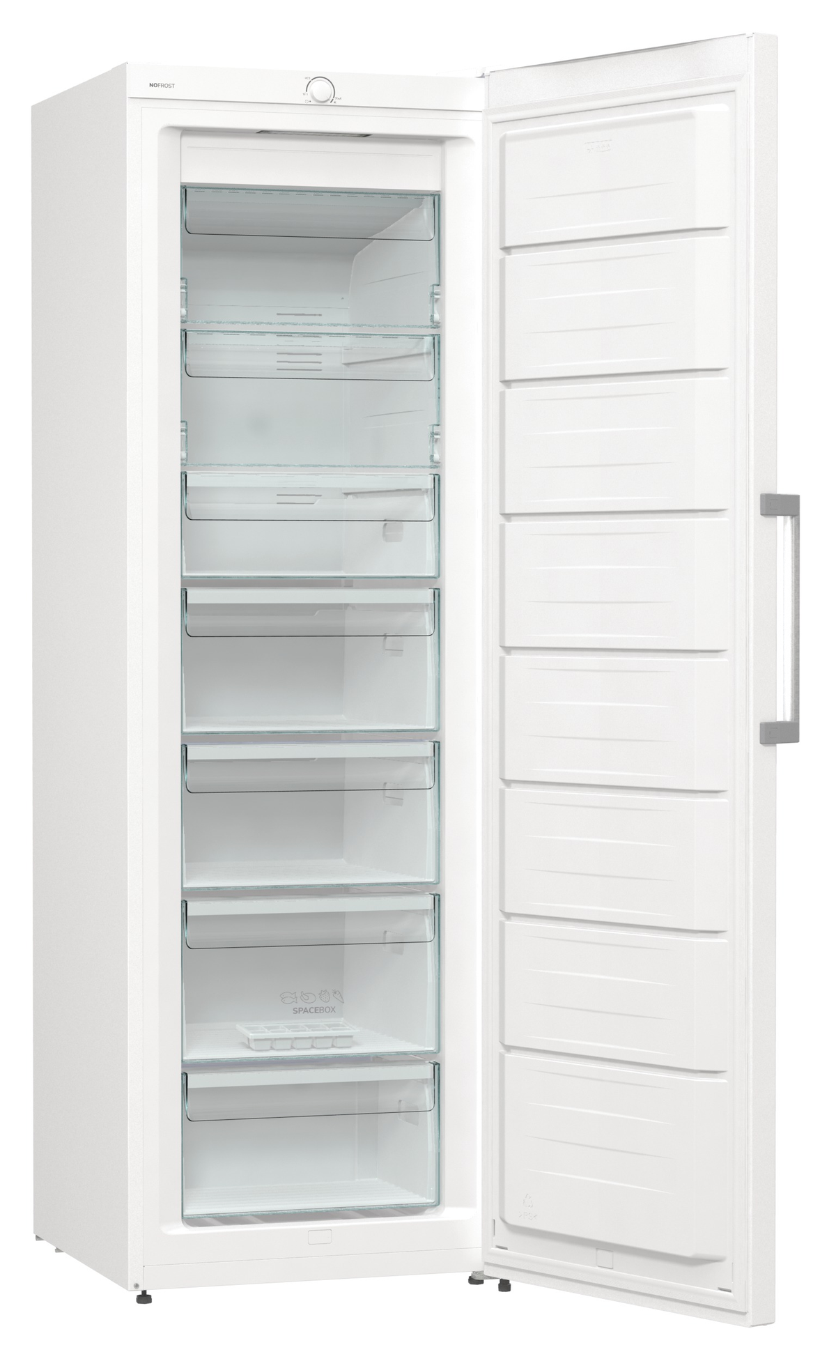 Weißer Gefrierschrank mit geöffneter Tür. Es hat Glasböden und weiße Schubladen. Weißer Hintergrund.