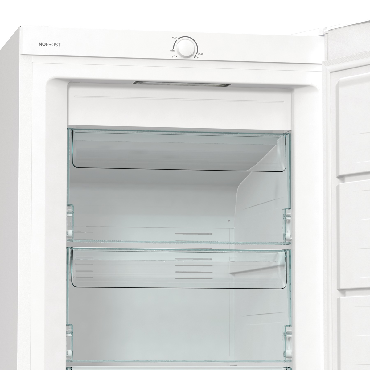 Weißer Kühlschrankinnenraum, zwei Glasregale und ein Bedienrad oben.