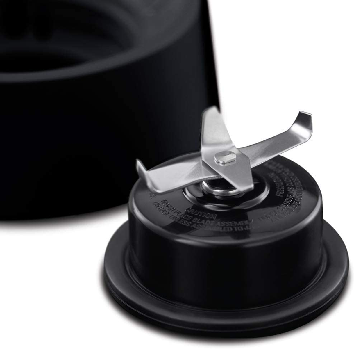 Nahaufnahme von Mixer-Klingen und -Sockel. Die Klingen sind aus Edelstahl, der Sockel ist schwarz.