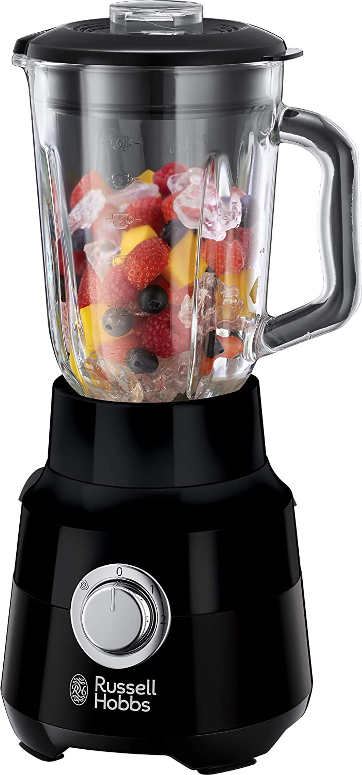 Ein schwarzer Mixer mit einem Glasbehälter, der mit Obst und Eis gefüllt ist. Es steht auf einer weißen Oberfläche.