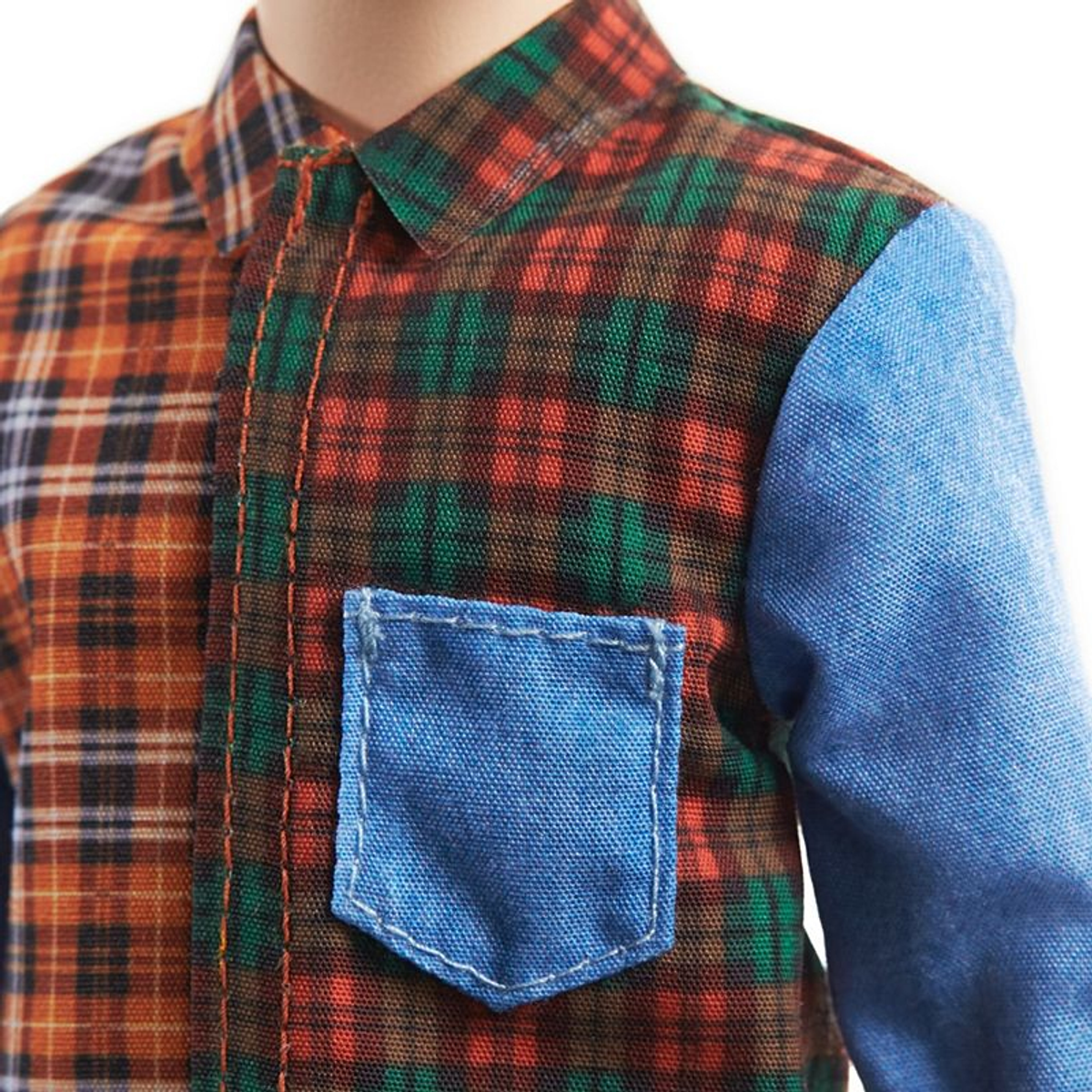 Ein buntes Hemd mit Karomuster und blauem Denim. Eine Tasche ist vorne angenäht.