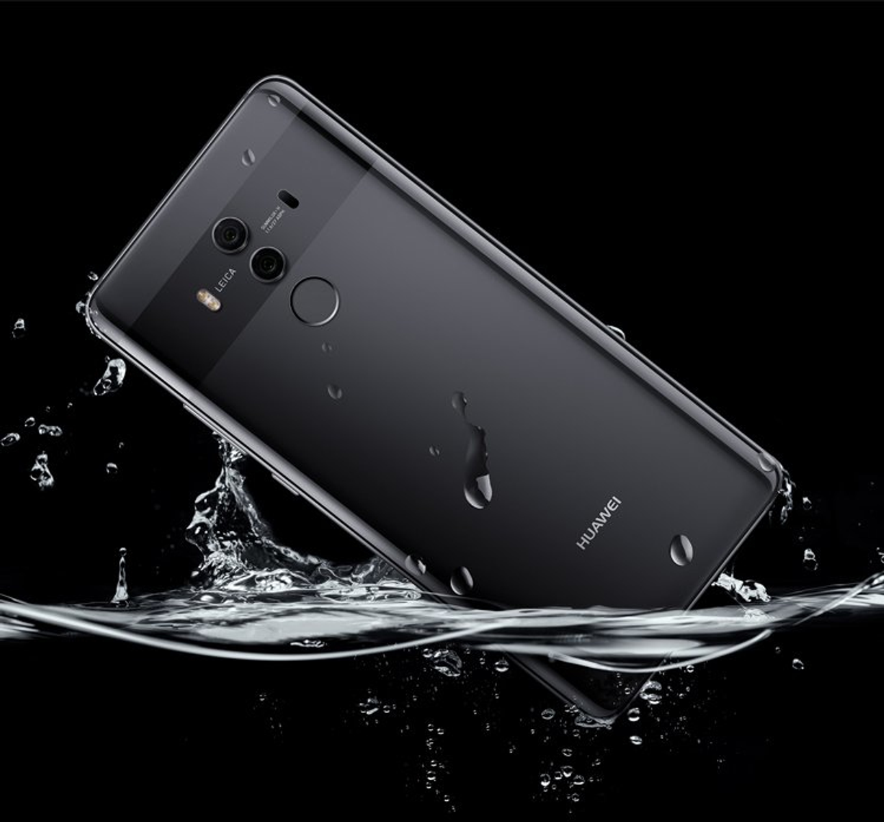 Telefono nero in acqua con schizzi e riflesso.