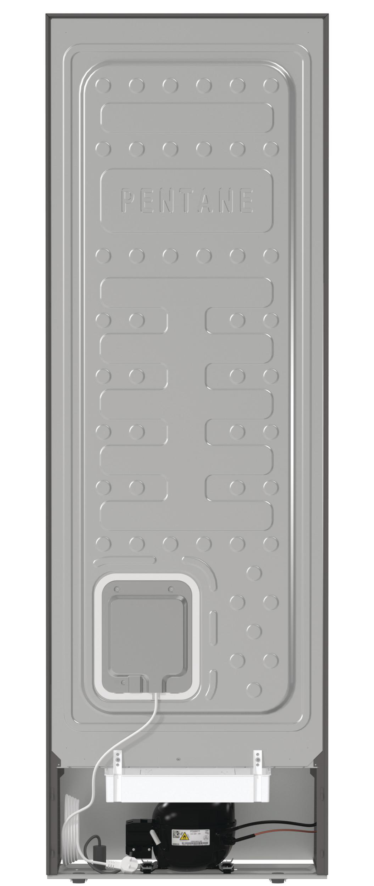Rückseite eines silbernen Kühlschranks mit einem schwarzen Kompressor. Die Rückseite hat ein geschwungenes Design und weiße Kabel.
