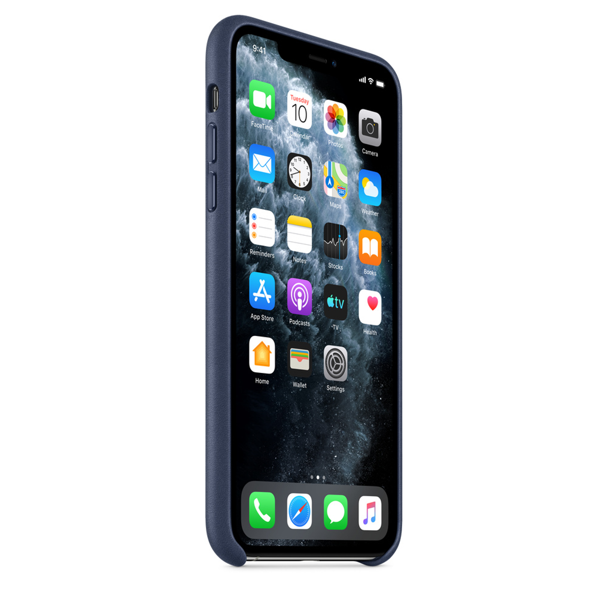 Een iPhone met apps op het scherm, in een donkerblauwe hoes.