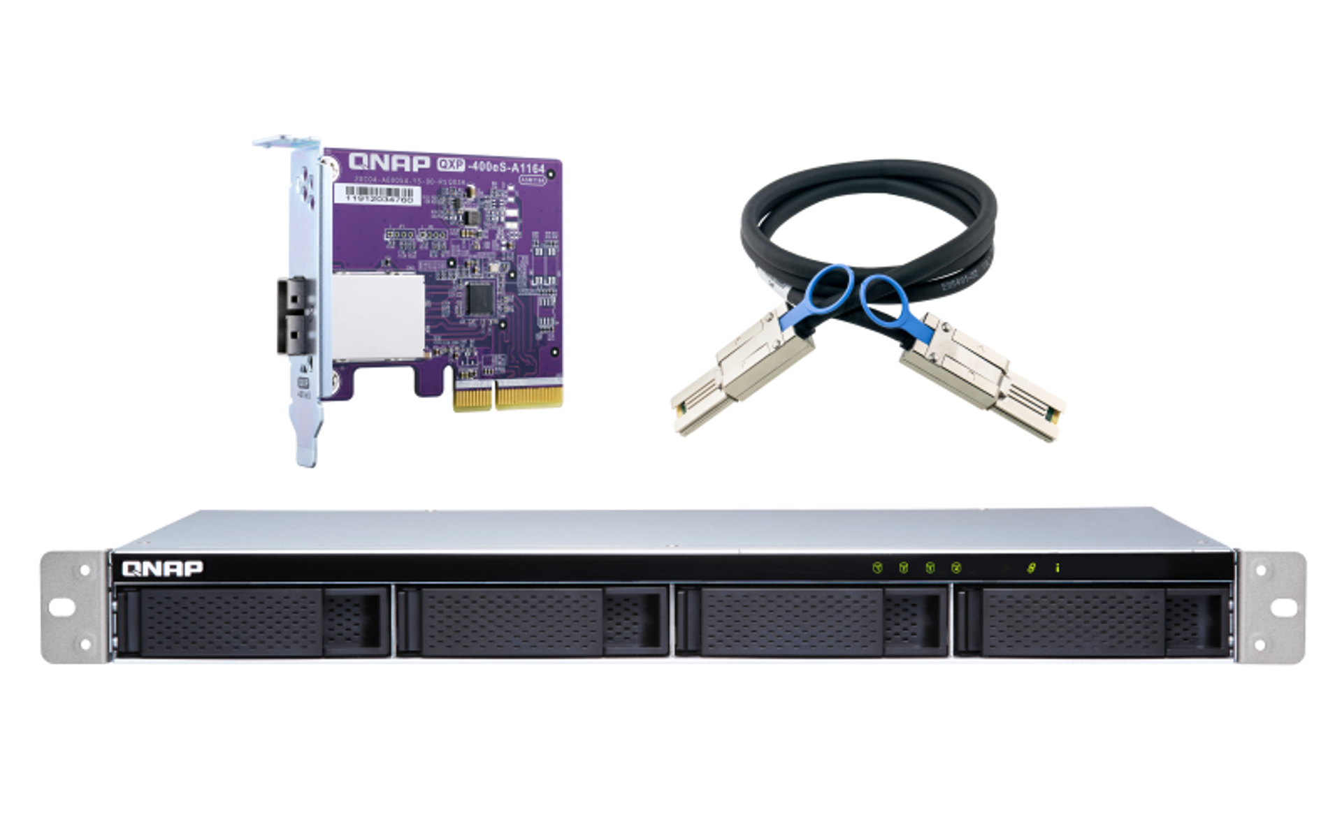 QNAP-Netzwerk-Hardware. PCIe-Karte, Kabel und ein Rackmount-NAS mit Laufwerksschächten.