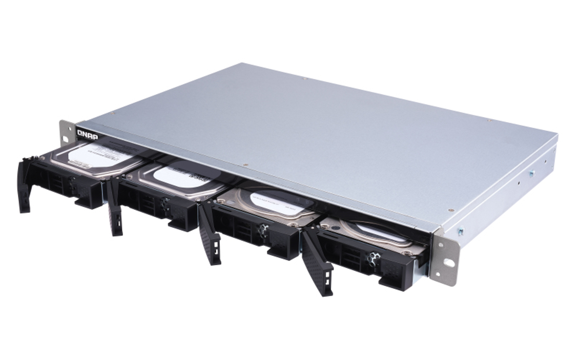 Rackmount-NAS mit teilweise entfernten Festplatten. Silbernes und schwarzes Design.