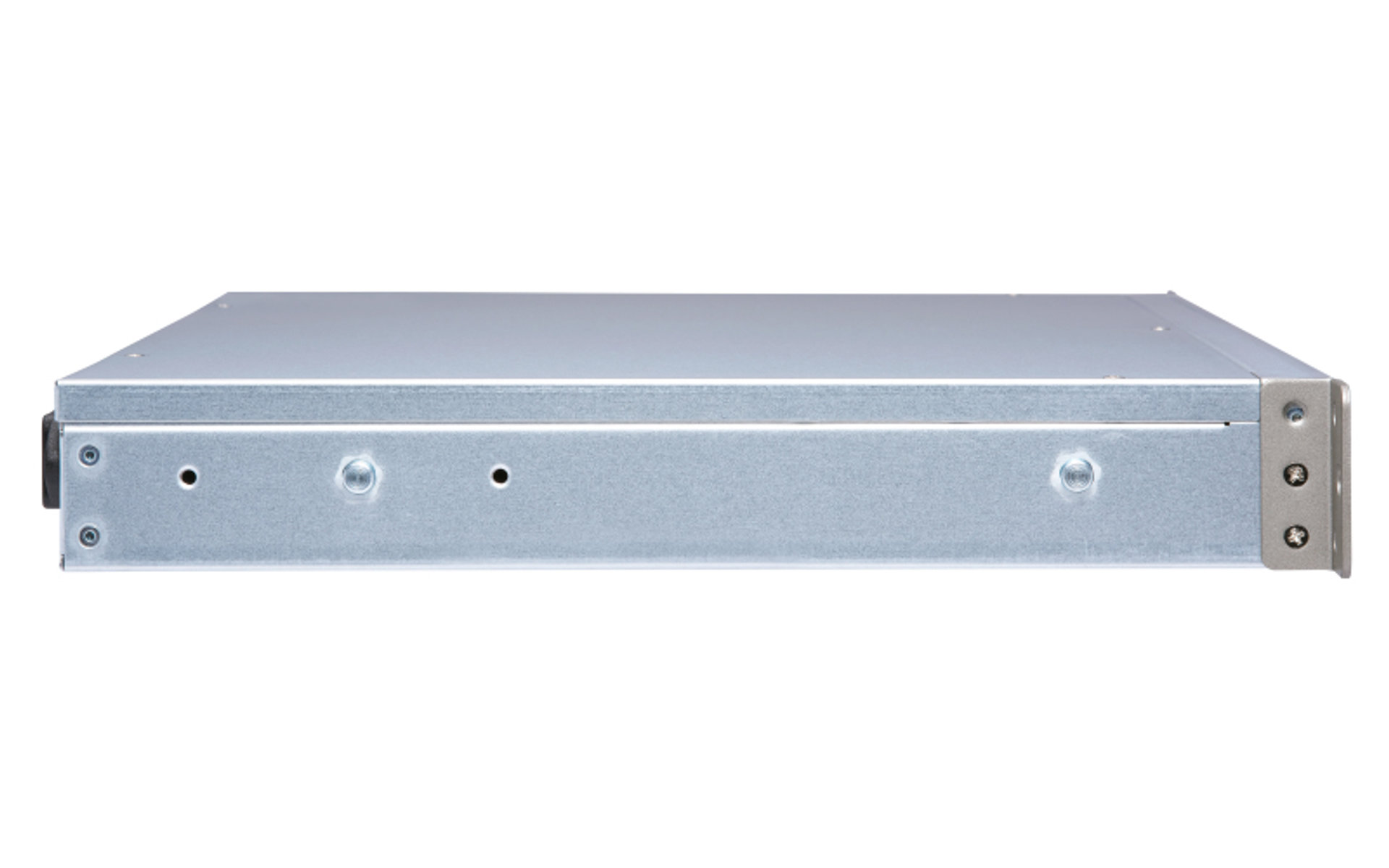 Seitenansicht des Rackmount-NAS. Silbernes Gehäuse mit schwarzen Schraubenabdeckungen an der Seite.