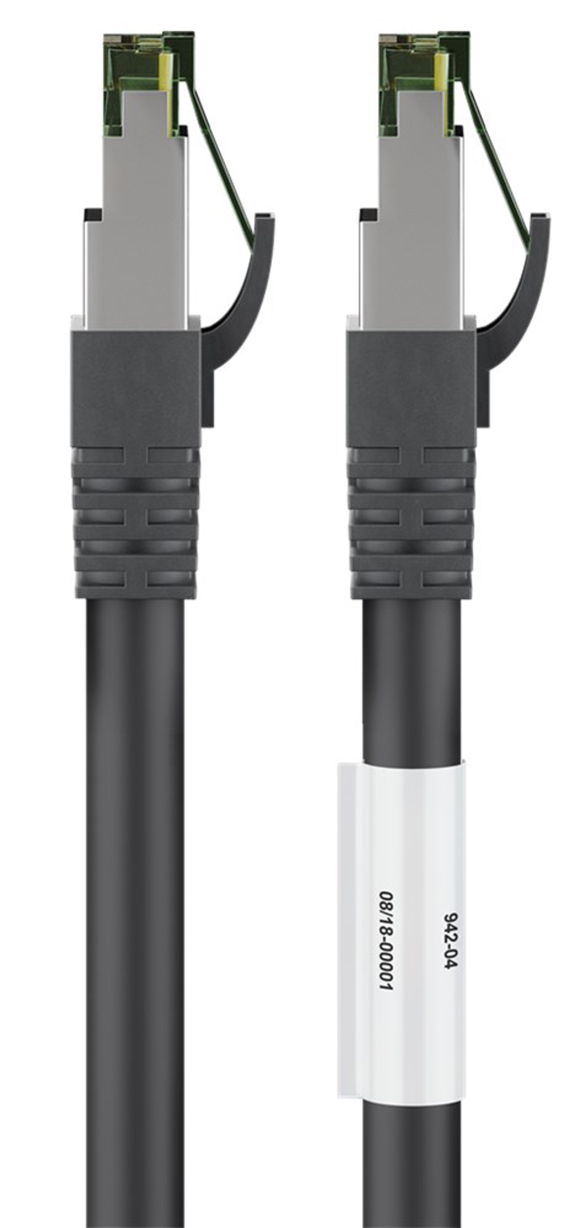 Dwa czarne kable sieciowe z białymi etykietami. Etykiety brzmią: 08/18-00001 i 942-04.