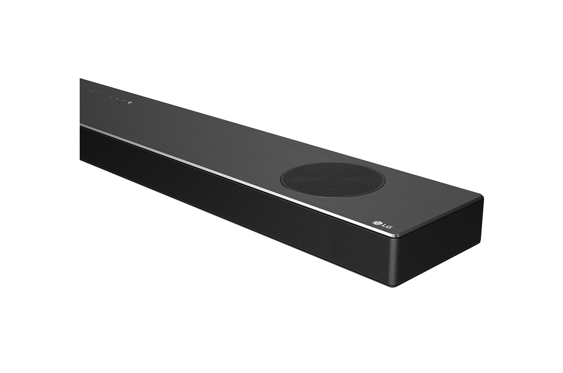 Eine schwarze Soundbar mit Mesh-Lautsprecher und LG-Logo, abgewinkelt auf weißem Hintergrund.