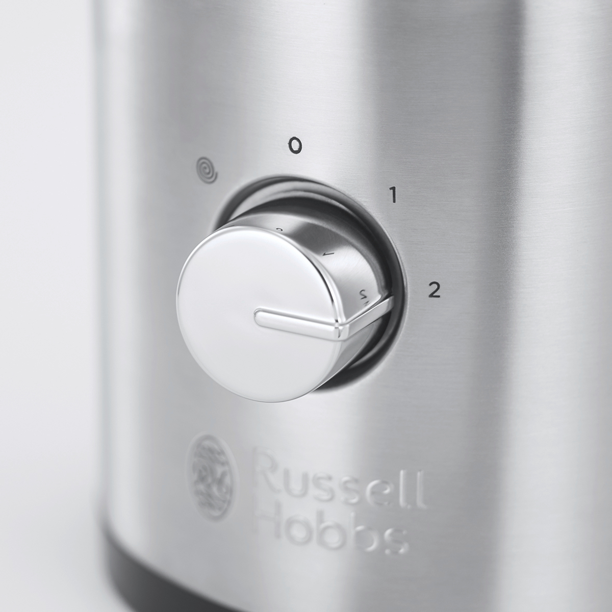 Gümüş bir kadranın 0, 1 ve 2 sayıları ve Russell Hobbs logosu ile yakın çekimi.