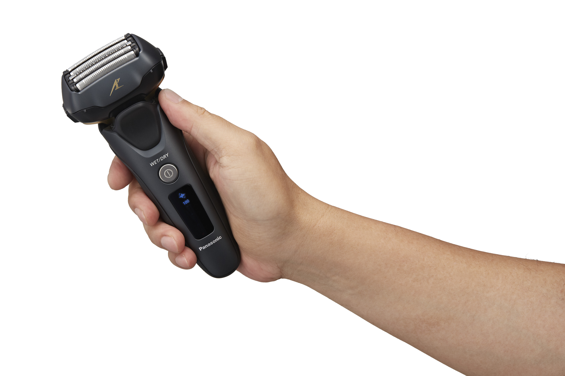 Hand hält einen schwarzen elektrischen Rasierer von Panasonic. Nass/Trocken-Taste und Ein/Aus-Taste sichtbar.