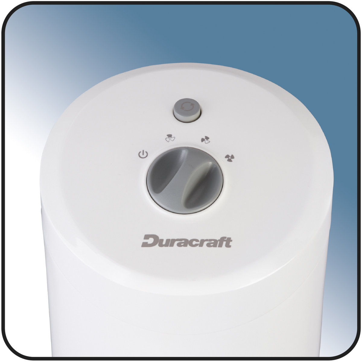 Un pannello di controllo del ventilatore Duracraft bianco con alimentazione, velocità e pulsante on/off.