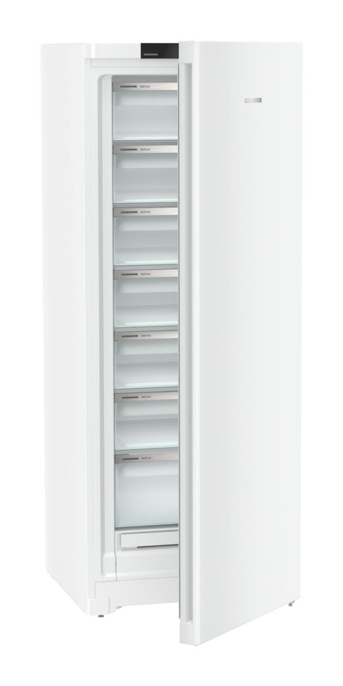 Weißer Kühlschrank, Tür offen, zeigt Regale mit Artikeln. Liebherr-Logo an der Tür.