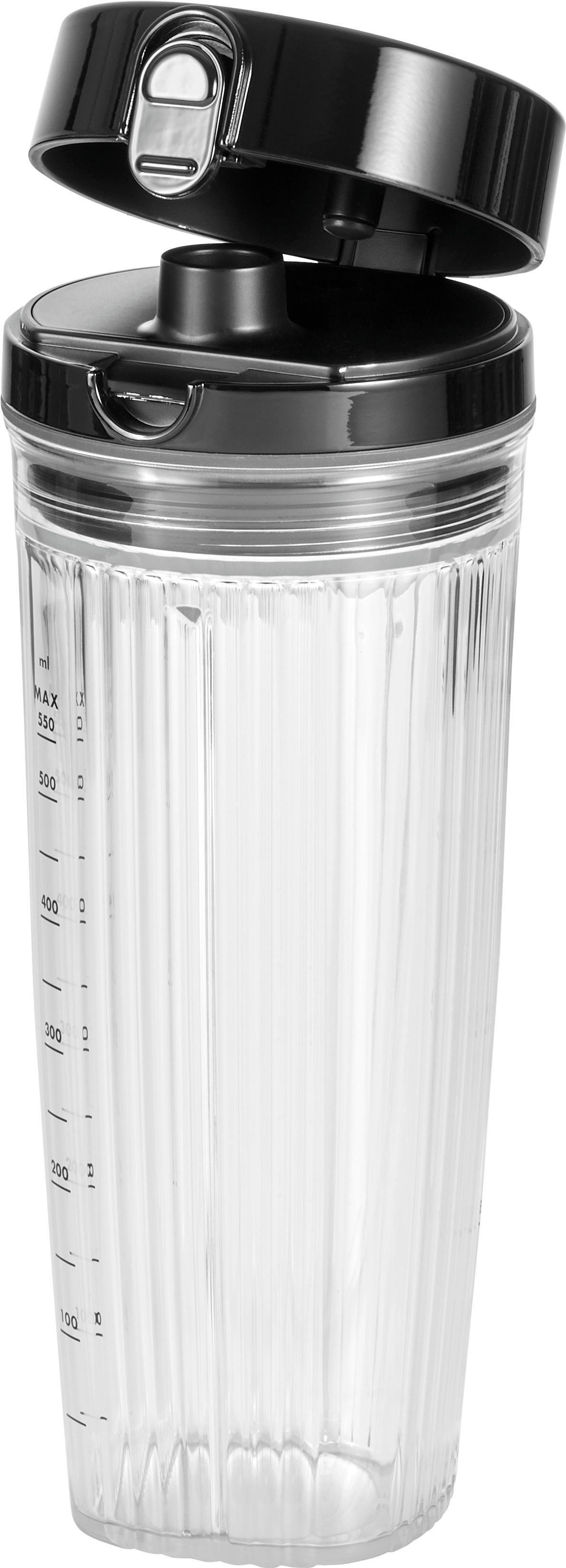 Przezroczysty plastikowy shaker z czarną pokrywką. Widoczne są pomiary w ml. Izolowane białe tło.