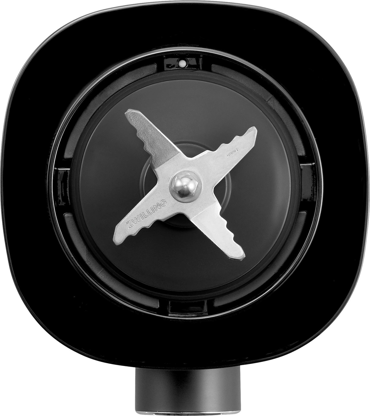 Zbliżenie czarnego blendera z metalowym ostrzem w środku.