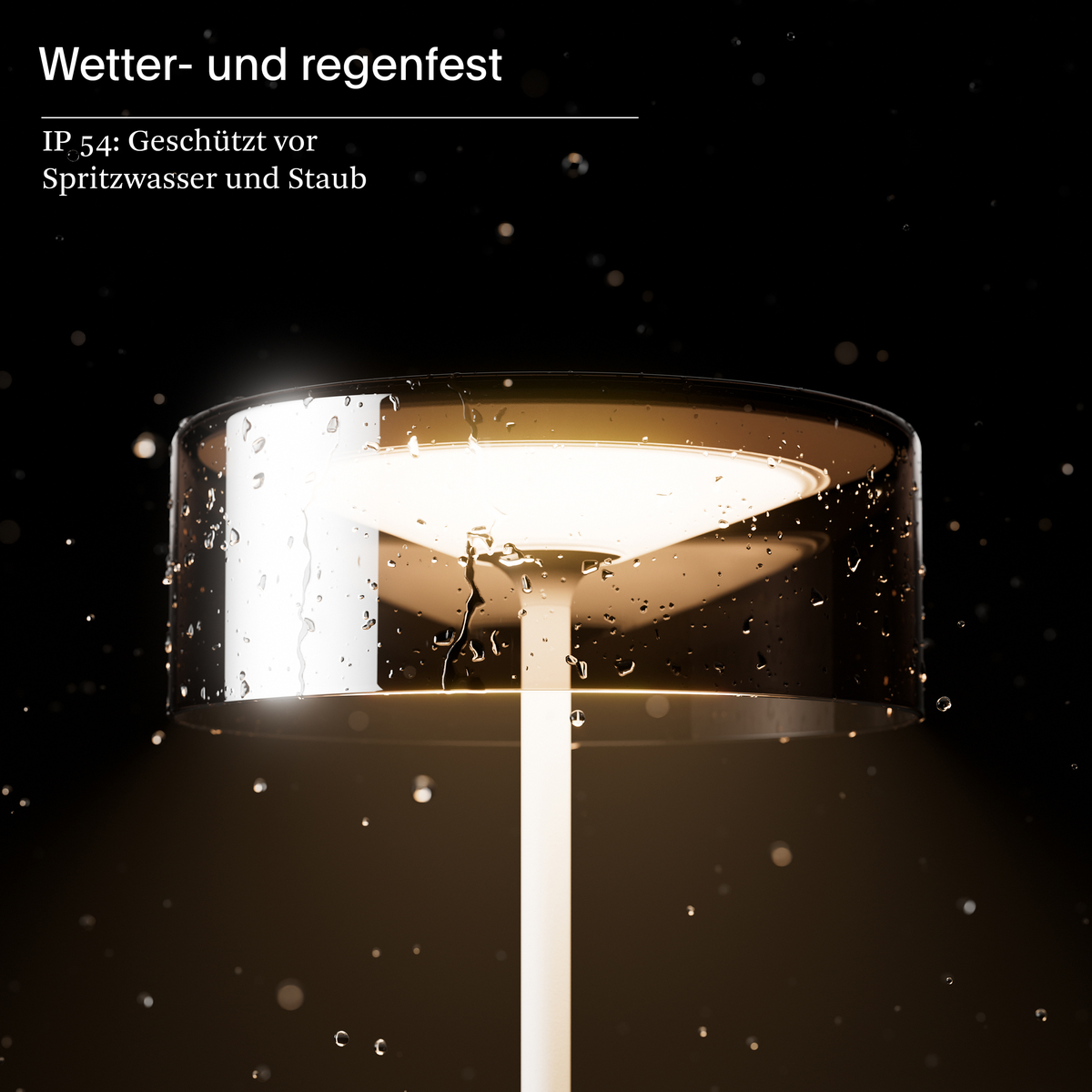 Eine runde Lampe mit Wassertropfen auf der klaren Abdeckung vor dunklem Hintergrund.