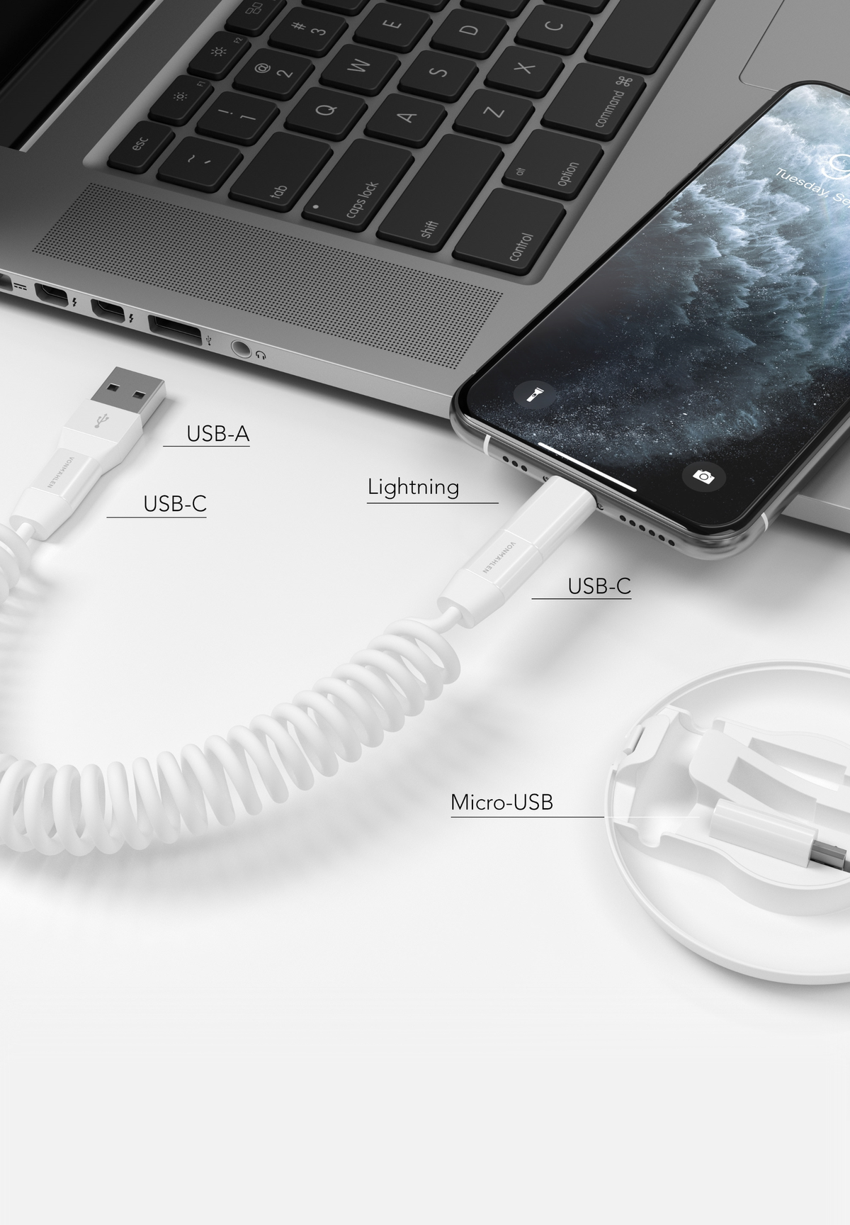 Un laptop con cavi collegati a uno smartphone, che mostra diversi tipi di connettore.