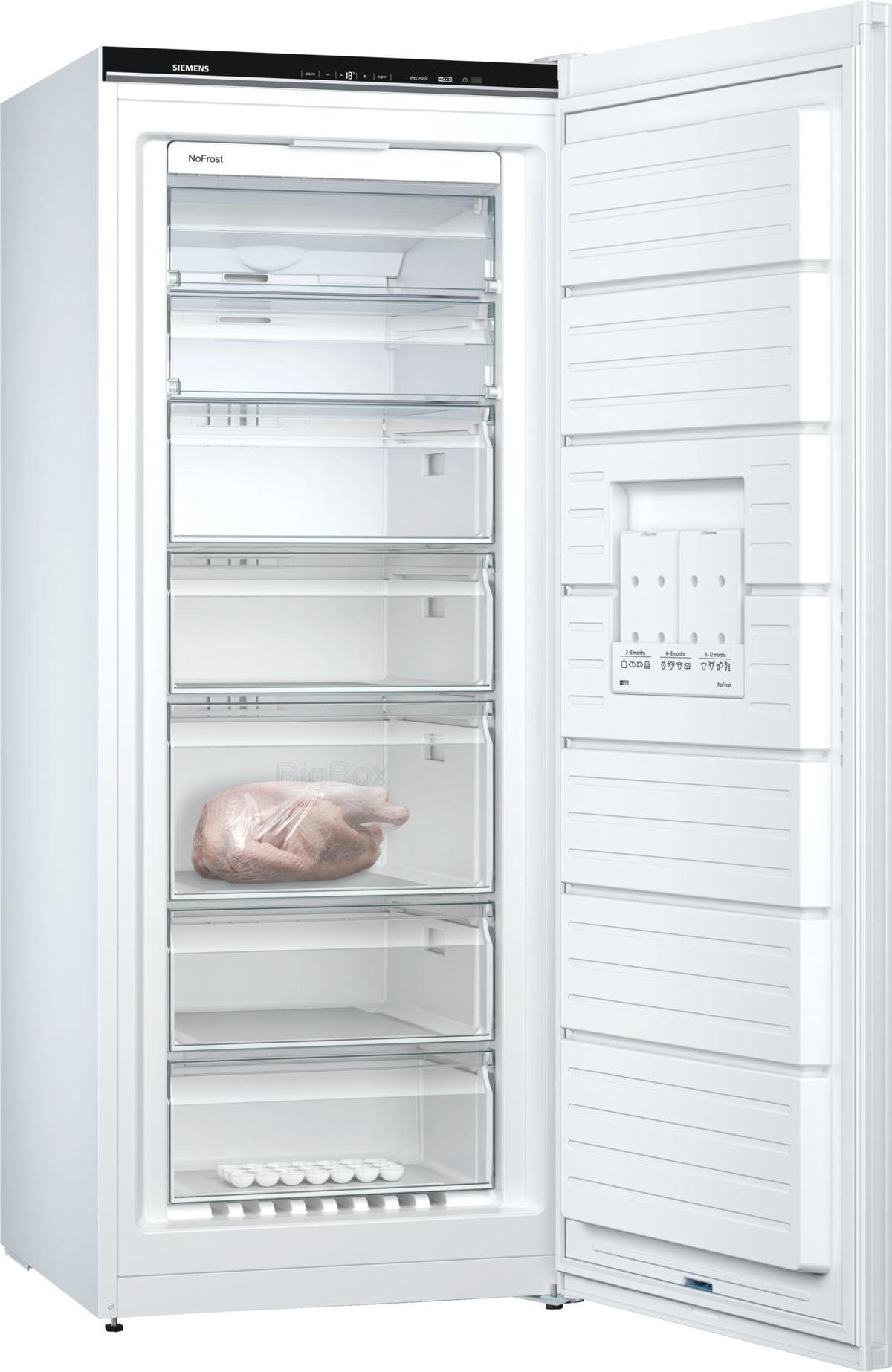 Weißer Kühlschrank mit offener Tür, zeigt Regale und Inhalt.