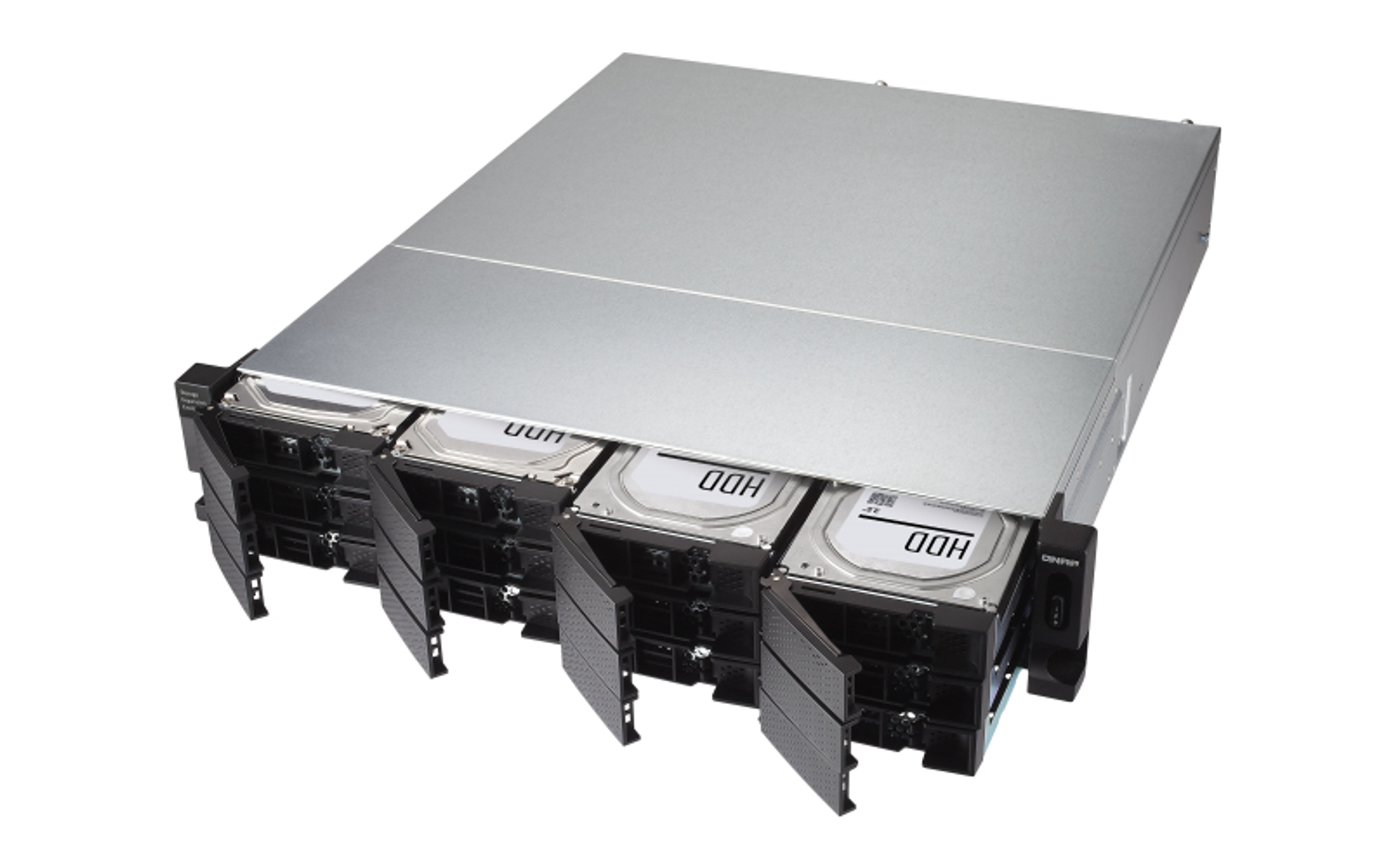 NAS-Server mit geöffneten Laufwerksschächten, die Festplatten zeigen, vor weißem Hintergrund.