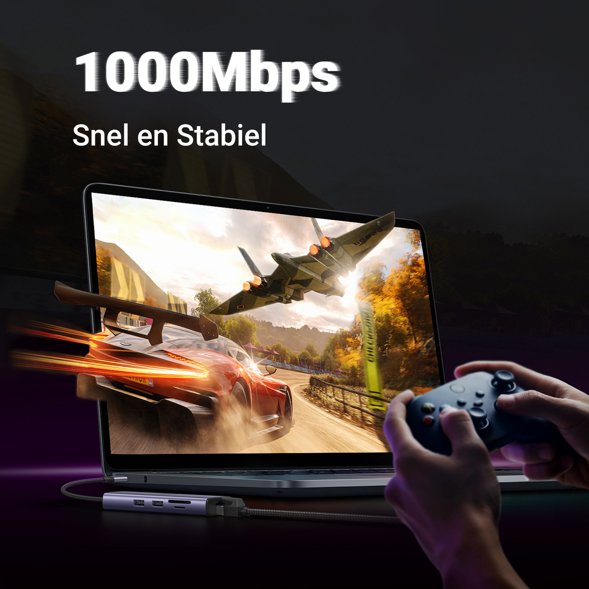 Laptop con escena de juego en pantalla. Controlador en mano, cable conectado.