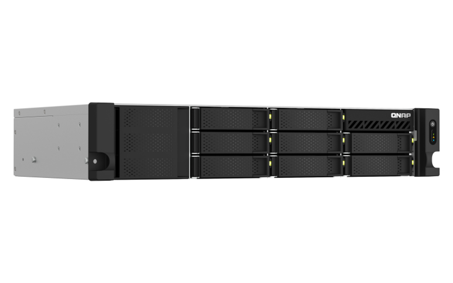 Ein schwarzer QNAP-Server mit mehreren Laufwerksschächten, einem QNAP-Logo und grünen Kontrollleuchten.