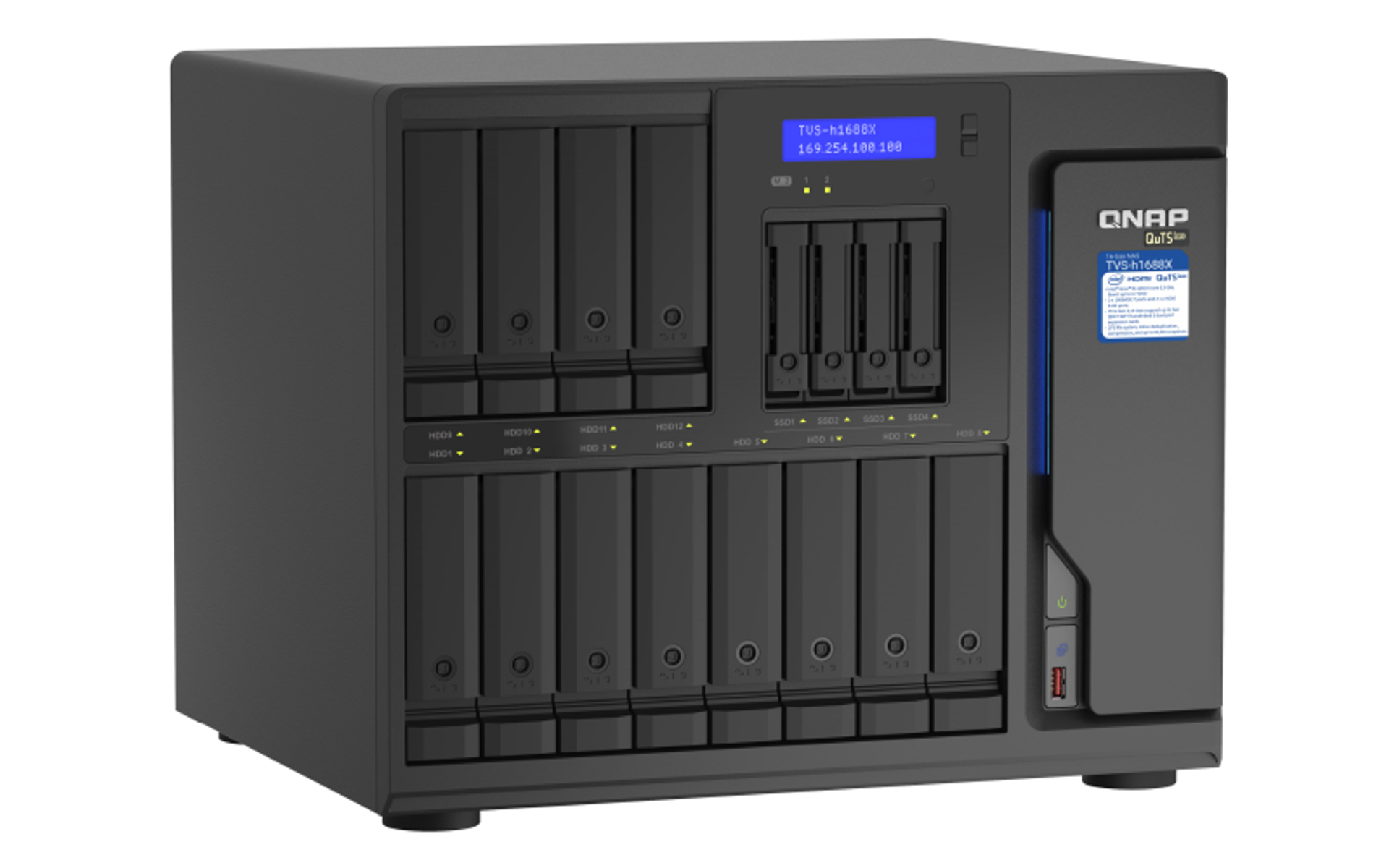 Server NAS QNAP nero con diversi alloggiamenti e uno schermo. Ha una porta USB e un pulsante di accensione.