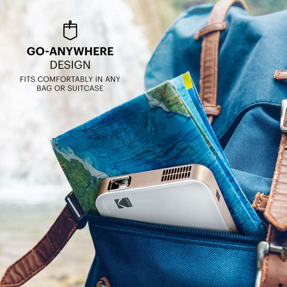Mochila con un teléfono dentro. Mapa visible. Texto: GO-ANYWHERE DESIGN.