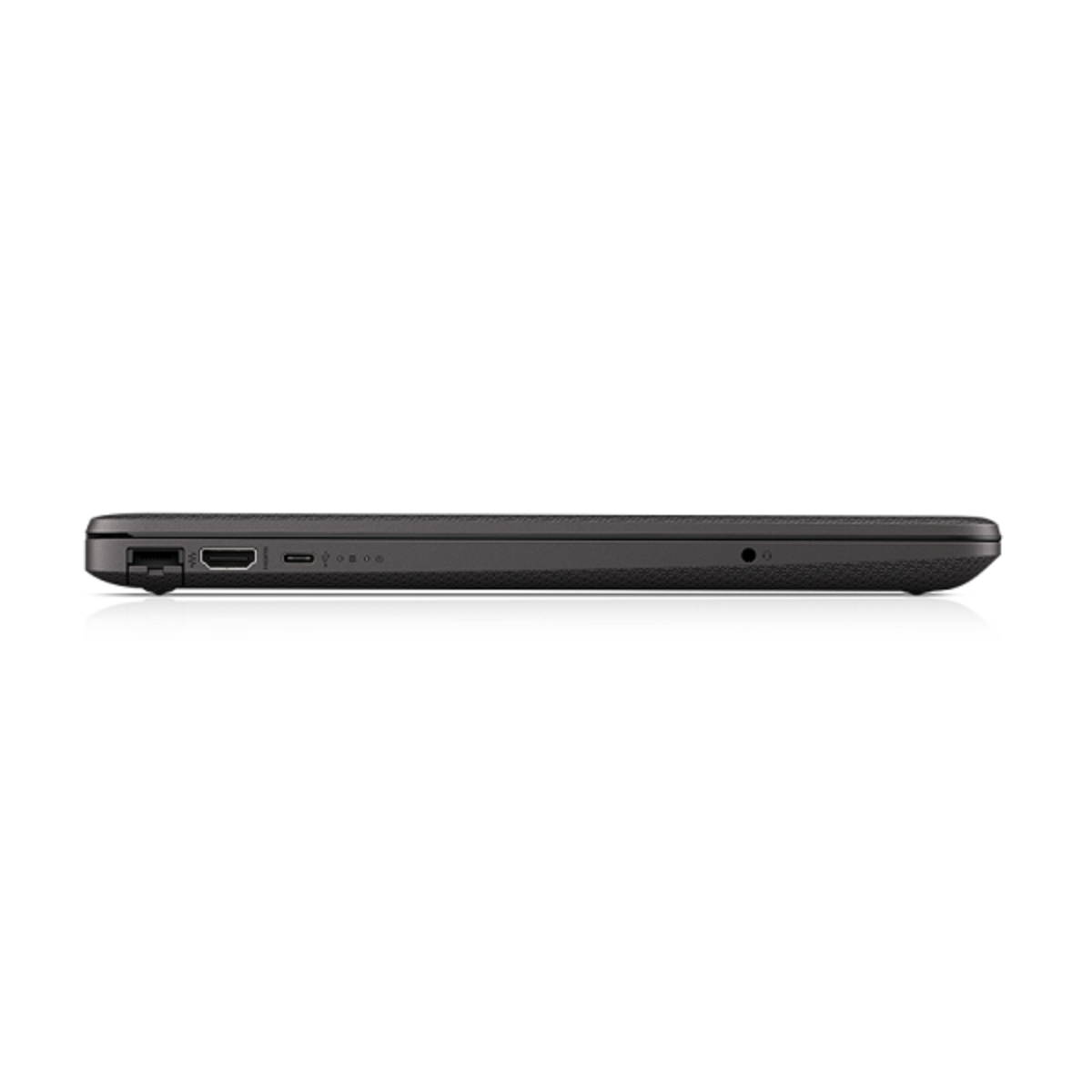 Ein schwarzer Laptop, Seitenansicht, mit sichtbaren Anschlüssen, auf weißer Oberfläche. Der Laptop ist geschlossen.