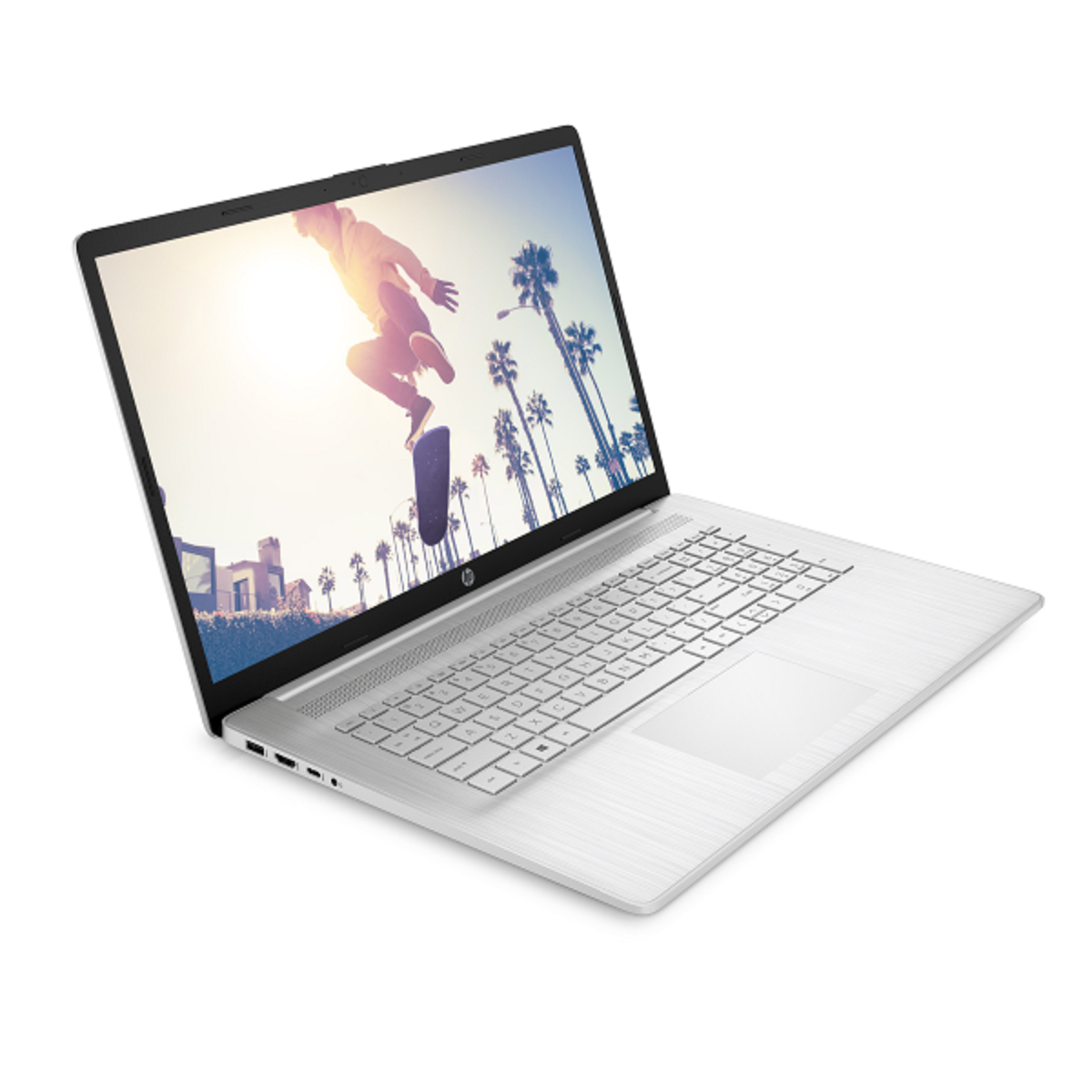 Silbernes HP-Laptop offen, zeigt eine Person beim Skateboardfahren, vor sonnigem Hintergrund.